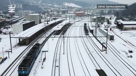 Jak pokračují práce na nádraží Vsetín?🚉 Kolejiště je kompletní, zároveň se zde dokončuje 1. nástupiště. Z něj se cestující dostanou novým podchodem na další dva peróny. Proměnu zachycuje přiložené video od Správy železnic. | Události Zlínského kraje