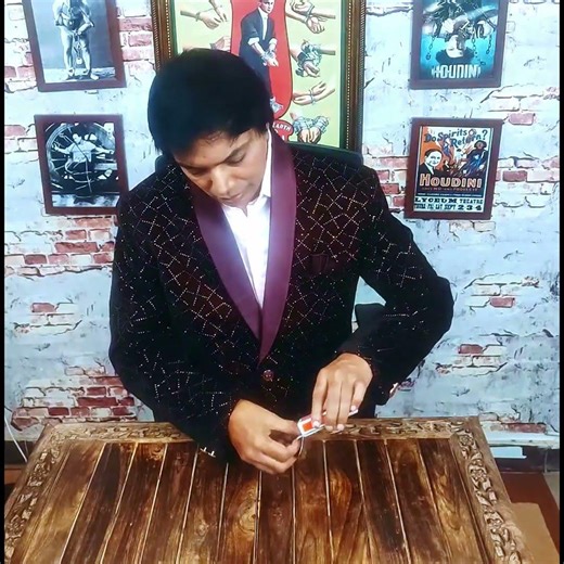 CardIntoBoxslice Magic #magic #magictrick #magictricks #tiktok #cardmagic #illusion #art #magicshow