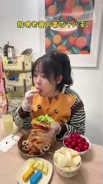 投喂老婆的第四十八天😋🐹 今日投喂菜单：板烧鸡腿堡🍔+烤口菇🍄‍🟫+小番茄🍅+梨🍐+哈密瓜🍈🍹+绿豆糕+巧克力🍫