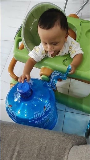 How I Get My Baby Busy _ Part 2/8 : Bottle