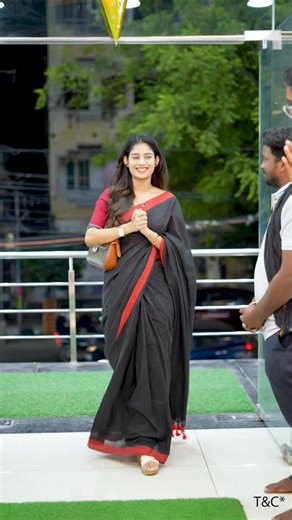 janany kunaseelan on Instagram: "@darlingretail vivo v60 is officially here to upgrade your everyday experience Enjoy the premium 6.77-inch ultra slim quad curved display that feels as good as it looks. India’s exclusive wedding vlog mode lets you capture your special moments beautifully. Buy any vivo smartphone above ₹10,000 and stand a chance to win a car, silver voucher, tv, ac, or refrigerator. Buy Vivo v60 and get -Get up to ₹3,500 instant cashback on vivo v60. -Plus enjoy 15 months zero do