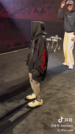 China’s dancing robot (source: X @Jingjing_Li) Jingjing_Li say : "중국 춤추는 로봇의 근접 촬영… 후드티 입은 모습도 멋지네요 예전엔 인간이 로봇을 따라 춤을 췄습니다. 이제 로봇이 인간의 춤을 따라 합니다." #robotdance #chinarobot #robot #wonwizard *Generatie AI, New tech Info/test: https://www.facebook.com/won.wizard | 류내원