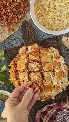 Bacon Ranch Pull Apart Bread That's Impossibly Cheesy #foodshorts #recipe