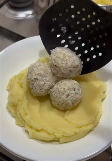 The @kenwood_uk Cooking Chef XL mincer attachment is a dream to use 👌 super easy to assemble and effortless in action. It comes with three screens — fine (3mm), medium (4.5mm), and coarse (8mm) — giving you complete control over texture for a wide range of minced ingredients 😊 It also makes homemade sausages and kebbe with ease 👌 I’ve completely stopped buying store-bought mince and now make my own at home. This way, I know exactly which cuts of meat I’m using and avoid unnecessary additives