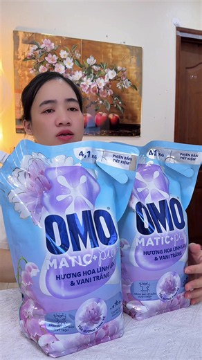 Nước giặt OMO mùi Linh Lan vani trắng 4kg - giá ra mắt ưu đãi