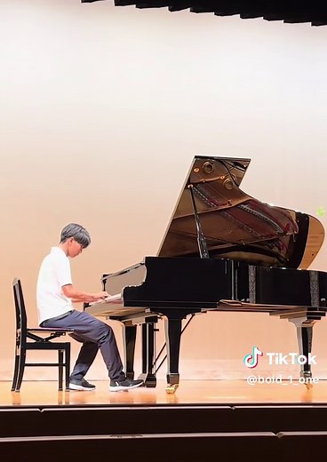 男子高校生によるパイレーツ・オブ・カリビアンのピアノ演奏
