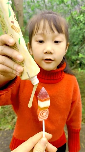 Gia đình vui vẻ, cùng kẹo cầu vồng và ớt cay bí ẩn và các loại nước sốt ớt , thơm ngon