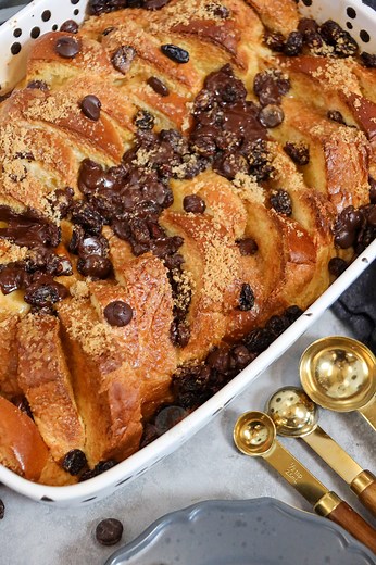 (New!) Bread & Butter Pudding! ❤️ Deliciously easy and classic bread & butter pudding with a quick homemade custard, chocolate chips, and raisins! So I always base the recipes that I post on follower and fan requests, and to say that I am late to the party on posting this delicious bread & butter pudding recipe is an understatement! 😂 I get it guys, I do – it’s delicious and you all want to make it as the weather is getting colder – so here you go!! My delicious bread & butter pudding. 😍😏 ✨Re