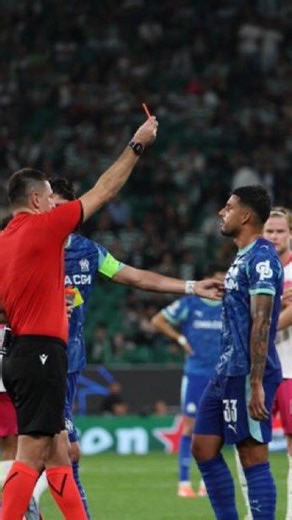 Aie ! Emerson a joué avec le feu... T'en penses quoi de ce carton rouge ? Les trois points leur tendaient les bras... #football #OM #liguedeschampions | Thibaud Vézirian