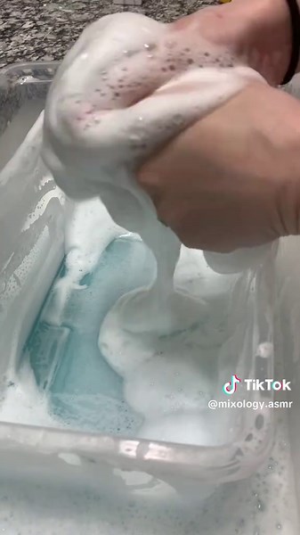 Bucket cleaning asmr with sponge squeezes😍🫧🧽 #spongesqueezingasmr #CleanTok #asmr #cleaningasmr #asmrsounds