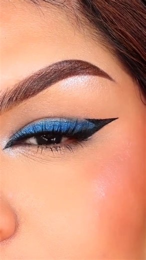 New blue Smokey Eye Makeup 🖤💙#softglamlook#eyemakeup#viral#trending#shortsmakeup#viralvideo#shorts