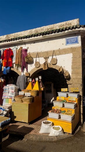 Les aVANturiers l Vanlife ✵ on Instagram: "Commente SOUK et je t’envoie toutes les adresses où on a été 🇲🇦🛍️ Le souk d’Essaouira, c’est la paradis : les gens sont tellement gentils, pas oppressants et les prix sont plus que corrects (à part le dessous de plat ok j’avoue 😂) —- #morocco #maroc #souk #bonplanvoyage #essaouira"