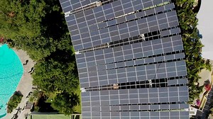 Sheraton Presidente San Salvador cuenta con 1,430 paneles solares que cubren el techo con el objetivo de ser un hotel 100% verdad 🍃 en la ciudad de San Salvador. Juntos Cuidamos el medio ambiente 🌎 | Sheraton Presidente San Salvador