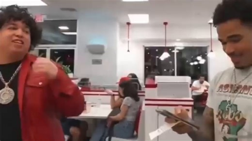 Plaqueboymax couldn’t hold back from laughing at what an actual job looks like when he visited a restaurant, saying it looks like a simulation 👀💀“Show them. Guess what a job looks like gang” 😭
