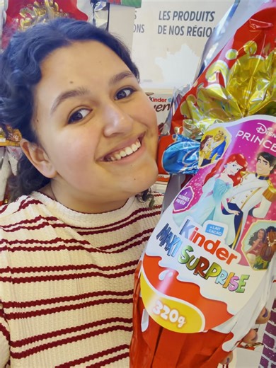 OVOS DE PASCOAGUIA DE PREÇOS: Quanto custa um Ovo de Páscoa em Paris em 2026? 🍫🇫🇷 Fomos conferir de perto os estoques dos supermercados franceses para você já sair do Brasil com o orçamento pronto. A grande novidade de 2026 são as parcerias exclusivas, como a Kinder com a Funko (Harry Potter) e as edições gigantes de 320g da Marvel e Disney Princess. 🍫✨ Confira os valores médios que encontramos nesta temporada: 🎯 Kinder Maxi Surprise (Harry Potter/Funko): 15,49€ 💰 Kinder Maxi 320g (Avenger