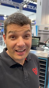 The Future is here! 🚀 Assistent 4.0 by HAZET! [🇺🇸⬇️] Der Werkstattwagen der Zukunft erkennt sofort, wenn Werkzeuge fehlen 🔍⚙️ – und das Beste: Er weiß, wer ihn geöffnet hat und welches Werkzeug entnommen wurde! Besonders wichtig in der Luftfahrt ✈️: Bevor nicht alle Werkzeuge zurück sind, hebt kein Flugzeug ab. 🛠️ Wer von Euch braucht so einen smarten Werkstattwagen? 🤔🔑 🇺🇸 The tool trolley of the future recognizes immediately when tools are missing 🔍⚙️ - and best of all: it knows who o