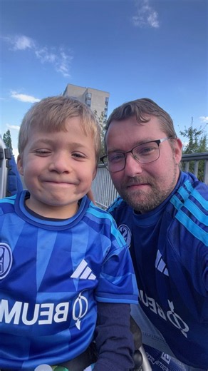 Gestern war es wieder soweit: Linus konnte wieder ins Fußballstadion! ⚽️💙 Schalke 04 gegen den FC Bayern und für Linus natürlich ein absolutes Highlight! 😍 Das Beste für ihn? Schalke hat nicht verloren! 😂💙 Linus hat wieder die ganze Zeit Stimmung gemacht, mitgefiebert und die Atmosphäre im Stadion förmlich aufgesogen. Man merkt einfach: Er ist ein richtiger Fußballfan! 🥹⚽️ Wir sind unglaublich froh und dankbar, dass es die Möglichkeit gibt, auch mit dem Rollstuhl bei solchen besonderen Erle