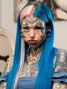 Piercings, Tätowierungen und Ohr-Tunnels. 🥴😧 Dieses Model mit einem ungewöhnlichen Erscheinungsbild hat 600 Tattoos auf ihrem Körper. Es ist sogar beängstigend, ihren Körper anzusehen. 🤨😳 Eine eigenartige Persönlichkeit - so wird sie im Netz genannt. 😯 Schau dir ihre Fotos im Kommentarbereich unten an. 📌⬇️⬇️ | Über alles