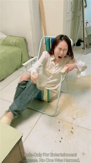 Friends played a chair prank on the girl and then