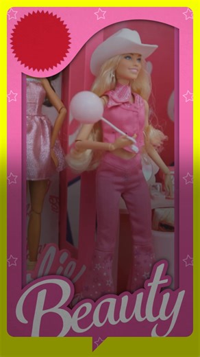 🎀 Bad Barbie: Die dunkle Seite von Mattel 👱‍♀ Barbie gilt als Popikone und Verkaufsschlager. Doch hinter der beliebten Puppe steckt die harte Realität ihrer Produktion: Eine Reporterin, getarnt als Wanderarbeiterin, deckt in einer chinesischen Produktionsstätte gravierende Sicherheitsmängel auf. 🔎 🎬 Der Undercover-Einblick 'Das System Mattel – Barbies schmutziges Geheimnis' läuft heute Abend um 18:55 Uhr auf ZDFinfo oder schon jetzt im ZDF Streaming-Portal: 🔗 https://kurz.zdf.de/hAk/ | ZDF