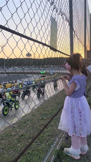 Flat track motorcycle racing