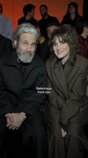 Winona Ryder e Scott Mackinlay Hahn alla sfilata Balenciaga