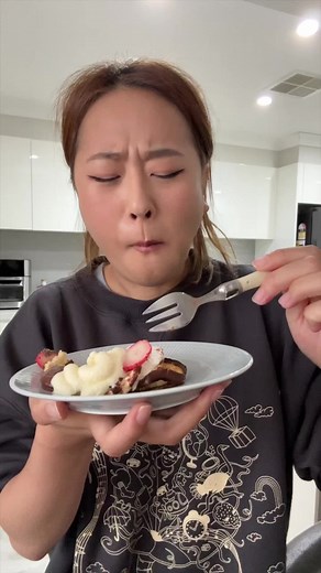 Delicious Choco Pie Dessert Hack with Vanilla Ice Cream and Strawberries