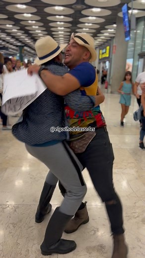 Llego el primo Benitocamelo🤭🤣🍻 @soy_benitocamelo 📹 @cm.reflexmodel @christiam.more #latinosporelmundo #llegandoaespaña🛫 #venezolanosenelmundo #venezolanosenelexterior #venezolanosenmadrid #venezolanosenespaña🇻🇪🇪🇸 #caraqueñosporelmundo #maracuchosenelmundo #gochosporelmundo #toches #gochos #venezolana🇻🇪 #meridavenezuela #tachira #trujillovenezuela #andesvenezolanos | El Gocho de Las Redes