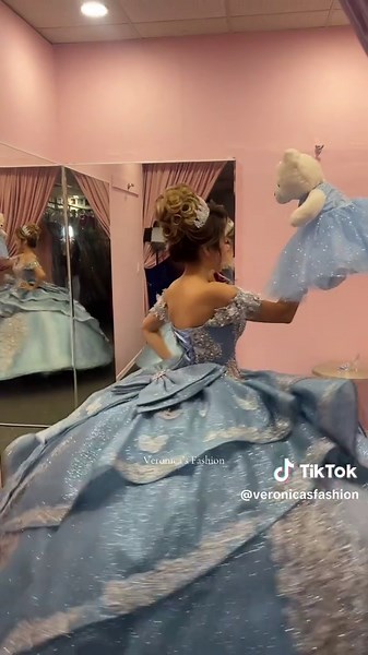 Veronica's Fashion: Quinceañera Cinderella Dreams