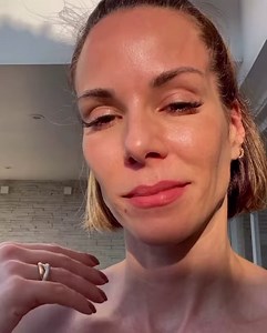 355K views · 62 shares | Blogueiras de plantão, me ensinem: como captar o melhor dessa luz de golden hour? Quero dicas! ✌ Obs: não estou pelada, ok? Kkkkkkk 浪 | Ana Furtado | Facebook