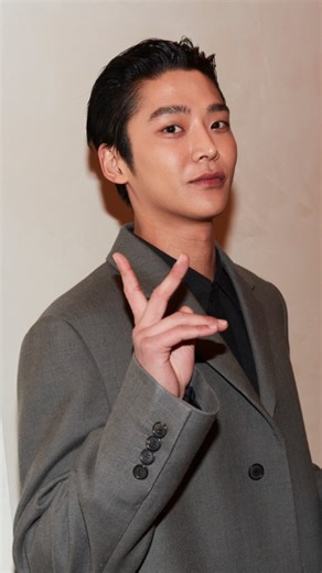 30 reactions | 뉴욕에서 열린 캘빈클라인 컬렉션 2025 가을 런웨이 쇼에서 포착된 로운. | Calvin Klein | Facebook