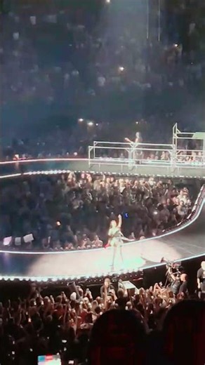 KATY PERRY CANTANDO:HOT N COLD EN:ANTWERP #live #concert
