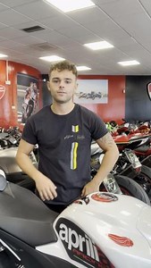 Andrea vi presenta l'Aprilia RSV4 2012, una supersportiva che ha fatto la storia e continua a far battere il cuore degli appassionati. Con il suo potente motore V4, la RSV4 2012 offre prestazioni mozzafiato e una dinamica di guida precisa e aggressiva, ispirata direttamente dal mondo delle corse. Il design affilato e l'elettronica avanzata di questa moto la rendono un’icona tra le superbike. Scopri tutti i dettagli e non lasciarti sfuggire questa opportunità unica! Visita hypermoto.it e approfit