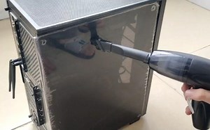 用新买的吸尘器清理在生态放了一年的电脑