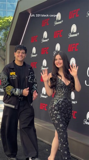 Bem chique no black carpet do UFC 331, aqui em Los Angeles 🖤🥊 Vim de primeira-dama e, sim, virei fotógrafa e filmmaker oficial do boy kkkk Foram momentos incríveis que vou levar pra vida toda. E pra acompanhar todo esse universo de pertinho é fácil, basta assinar o @Paramount e seguir @Paramount Plus Esportes e @UFC Brasil pra não perder nadinha. Mais uma viagem, mais uma experiência incrível e o privilégio de viver tudo isso com vocês. Obrigada ❤️