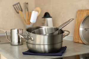 Le fond de votre casserole a brûlé ? Inutile de frotter, faites plutôt ceci