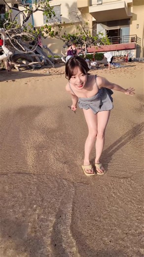 鹿乃さやか(歯医者👩🏻‍⚕️) on Instagram: "こんなに激しく来るとは思わなかった...🤦🏻‍♀️笑 ハワイの海は透明度が高くて どこもとっても綺麗でした🫧 . . . . . . ______________________ #水着女子 #ハワイ旅行 #低身長女子 #ワンピース水着 #プライベートビーチ"