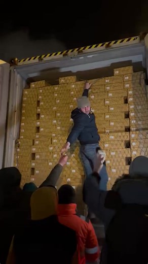 55K views · 747 reactions | Au Havre, les agriculteurs contrôlent les camions qui sortent du port. Crédit vidéo : Lefebvre Lila #AgriculteursEnColère #Mercosur #Havre #camion ️Ensemble, on fait bloc. Ensemble, on fait front. Ensemble, on informe autrement. Rejoignez-nous sur nos différents réseaux  https://linktr.ee/lereporterin.dependant | Le reporter indépendant | Facebook