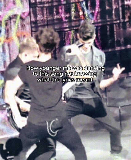 I want Louis to rock me🫰 I love this gif of Louis #onedirectionedit #onedirection #louistomlinson #gif #harrystyles