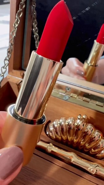 Lisa Eldridge Velvet Ribbon Lipstick Review