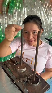 De esta manera es que colocamos la lámina de bisturí en el desilador de hilo | Menina