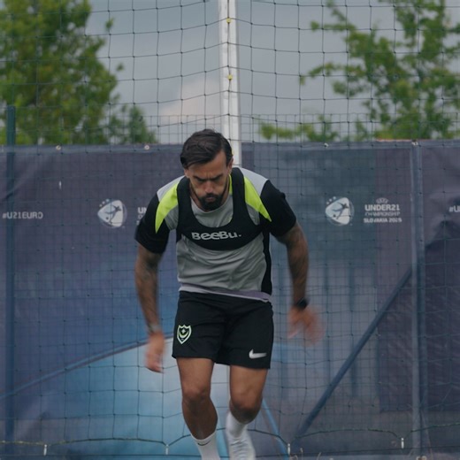 🌧️ Training in the rain. 🎬 Go behind-the-scenes in Slovakia with a brand-🆕 Inside #Pompey: bit.ly/PompeyPlus. | Portsmouth Football Club
