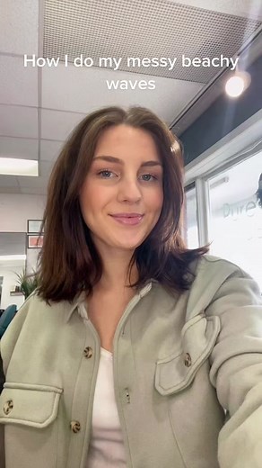 How I style my short-medium hair with these messy beachy waves🤍 #shorthairstyles #mediumhairstyles #hairstyling #hairstylingtips #hairstylingtutorials #curlinghairtutorial #haircurlingtips #beachywavestutorial #messywaves