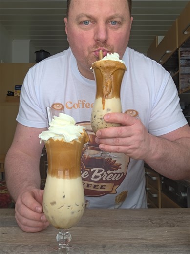 Kaffee- & Vanilleeis ☕🍦 Ramazzotti Crema Likör 🥃 Vanillemilch 🥛 Nescafé Schaum ✨ Eiswürfel ❄️ Getoppt mit Sahne 🤍 Eine außergewöhnliche Kombination, zu der man einfach nie Nein sagen kann! 😍 #KaffeeLiebe #DessertDrink #CremigGenuss #SüßeMomente #VanilleVibes