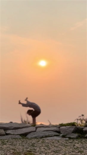 夏のビーチでの柔軟性と逆立ちチャレンジ