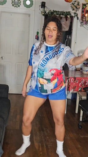 Bailando punta catracha con todo el sabor de Honduras 🇭🇳💃 ¡Aquí se baila con el alma y el corazón catracho! Puro revane, pura alegría, porque ser de Honduras se lleva en la sangre 🔥#PuntaCatracha #Honduras🇭🇳 #PuroRevane #OrgulloCatracho #Catrachos #PuntaHondureña #BaileCatracho #SaborHondureño #catrashitamix | Catrashita Mix