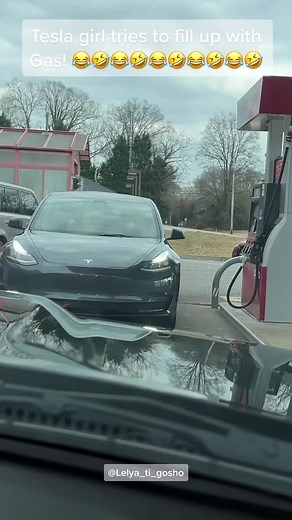 Tesla girl tries to fill up with Gas! This video just made my day 😂🤣😂🤣😂🤣😂🤣🤣😂🤣 #tesla #gastation #girls #viral #viralvideo #viraltiktok #virall #viral_video #viralvideos #viralditiktok #this #make #my #day