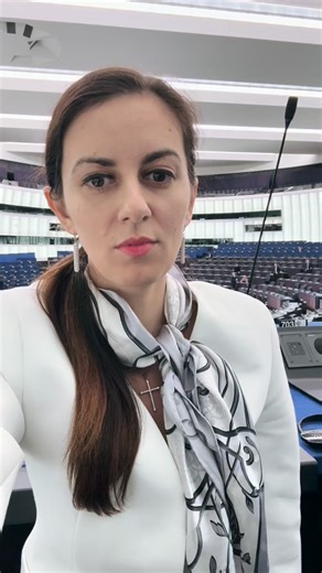 Рада Лайкова on Instagram: "⚠️ ЕС обявява извънредно положение и заобикаля демокрацията с голям завой ЕС използва член 122 от ДФЕС, за да конфискува руски активи на стойност 210 млрд. евро. Първоначално предназначен за икономически кризи, член 122 ДФЕС навлиза дълбоко в правото на собственост и основните права. Принципът на мнозинството е наложен, а държави като Унгария или Словакия са изключени от решението! ❗️За последно член 122 беше използван по време на ковид-кризата, за да се избегне напъл