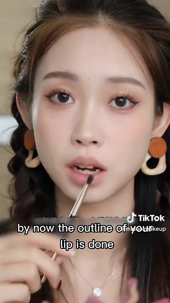 3D Lip Makeup Tutorial: Reducing Thick Lips