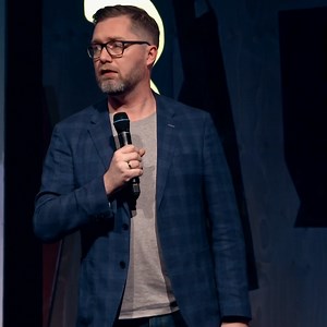 😂 Lasse Rimmer – Virkelig? 😂 Glæd dig til en aften i selskab med en af Danmarks skarpeste komikere, når Lasse Rimmer gæster STARS med sit nye onemanshow "Virkelig?" Med sin karakteristiske blanding af skæve betragtninger, kloge pointer og masser af humor stiller Lasse de spørgsmål, vi alle sammen tænker – men sjældent siger højt. 📍 STARS, Algade 84 Vordingborg 📅 Torsdag den 9. oktober kl. 19:00 🎟 Billetter: www.stars.dk | stars.dk